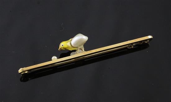 An early 20th century 15ct gold, baroque pearl and enamel chick bar brooch, 2in.